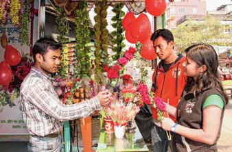 বিকোচ্ছে প্লাস্টিকের গোলাপ। —নিজস্ব চিত্র।