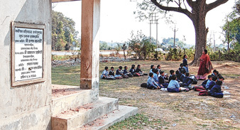 আসানসোলের ২৪ নম্বর ওয়ার্ডে স্কুল চলছে খোলা জায়গায়। ছবি: শৈলেন সরকার।