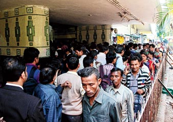 সঙ্কীর্ণ পথে হকার-রাজ, নাভিশ্বাস নিত্যযাত্রীদের