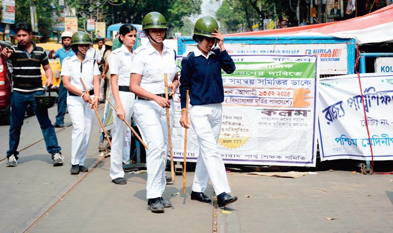 পথ আটকে অবস্থান, চোখ বন্ধ প্রশাসনের