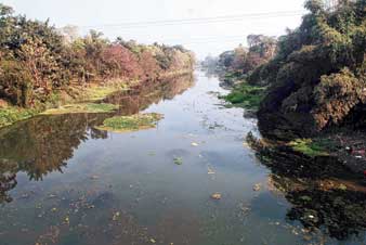 এমনই অবস্থা জলপাইগুড়ির করলা নদীর। ছবি: সন্দীপ পাল।