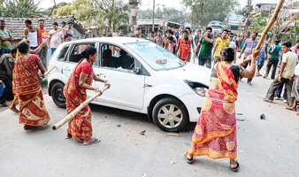 চলছে গাড়ি ভাঙচুর। ছবি: সুদীপ ঘোষ।