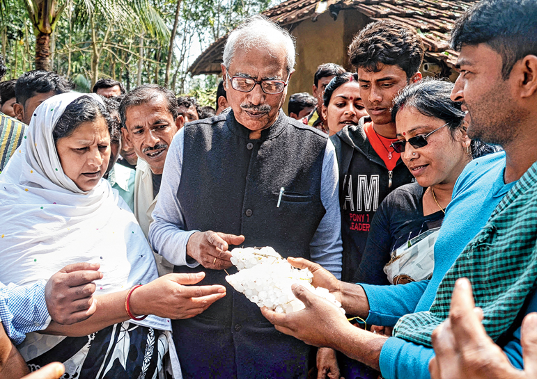 ঝরে পড়া সেই বরফশিলা। ছবি: নির্মাল্য প্রামাণিক।