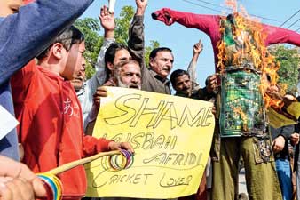 কলঙ্কের হারে ফুটছে পাকিস্তান