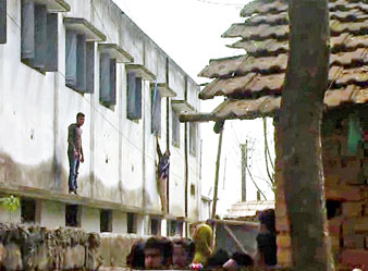 প্রথম দিনেই নকলের নালিশ নানা স্কুলে