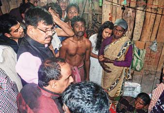 বাড়ি ফিরল ছেলের নিথর দেহ