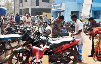 কে বলবে, এটা হাসপাতাল চত্বর। ঠিক যেন রাস্তার ধারের পার্কিং জোন!  ছবি: শুভ্র মিত্র।