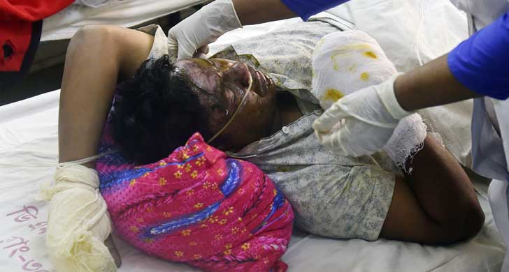petrol bomb attack on bus in bangladesh,7 charred to death