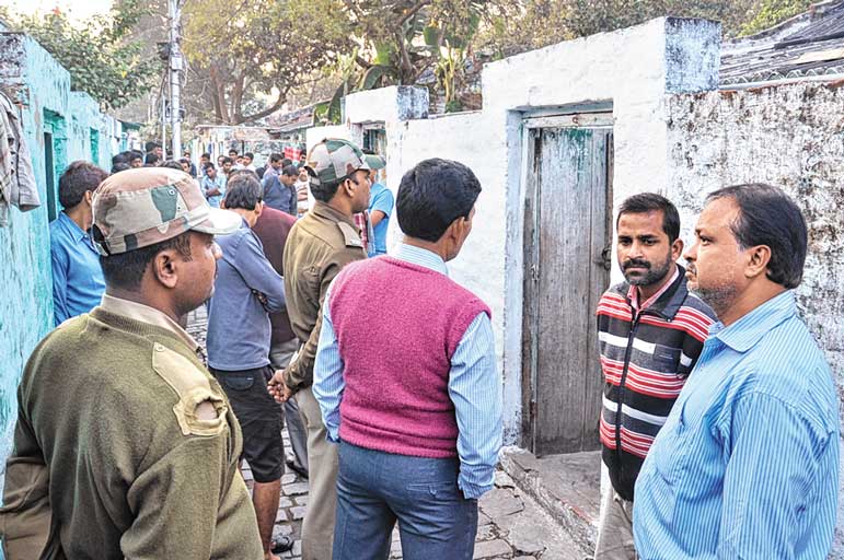 বাড়ির সামনে পুলিশ পিকেট। ভিড় বাসিন্দাদের।-নিজস্ব চিত্র।