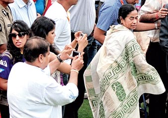 তখন সুদিন। মমতা বন্দ্যোপাধ্যায়ের সঙ্গে সৃঞ্জয় বসু।