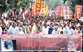 নারী-মুখের ভিড়ে সরকার উৎখাতের ডাক বিমানদের