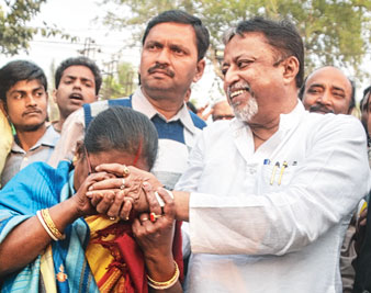 গোবরডাঙায় দলের এক অনুরাগীর সঙ্গে খোসমেজাজে মুকুল রায়। ছবি: নির্মাল্য প্রামাণিক।