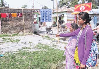 স্কুলের জমির সামনে দেবিকা।