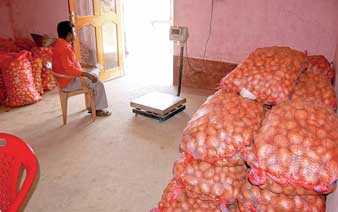 আলু নিয়ে চাষিরা কখন আসে, অপেক্ষায় সমবায়