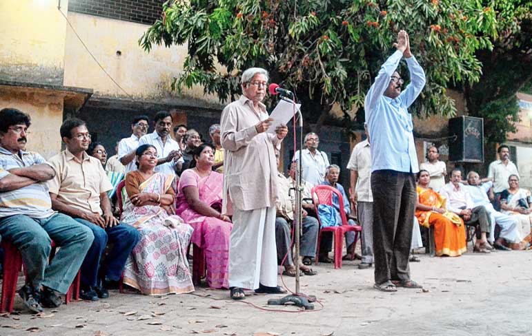 স্বচ্ছ্বতার বার্তা নাগরিক সভায়। ঘোষণা করা হচ্ছে বাম প্রার্থীদের নাম। ছবি: নির্মাল্য প্রামাণিক।