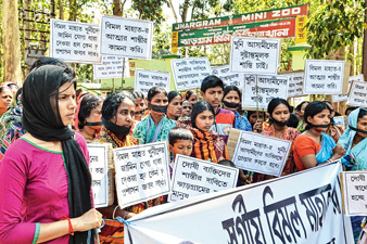 ঝাড়গ্রাম মিনি চিড়িয়াখানার সামনে জমায়েত।— নিজস্ব চিত্র।