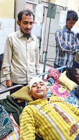 পড়ুয়াদের সামনে হাঁসুয়ার কোপ শিক্ষককে