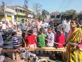 কল বিকল, ক্ষোভে অবরোধ পুরুলিয়ায়