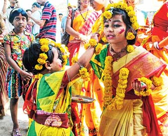 বসন্তোৎসব। শ্রীরামপুরে।—নিজস্ব চিত্র।