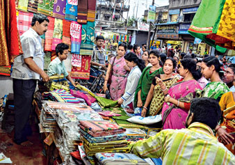 রবিবার বেনাচিতির বাজারে বিশ্বনাথ মশানের তোলা ছবি।