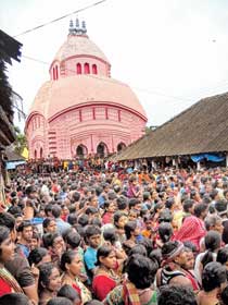 মন্দির চত্বরে ভক্তদের ভিড়। ছবি: দিলীপ নস্কর।