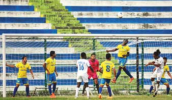 লোনস্টার কাশ্মীর ও হিন্দুস্থান স্পোর্টসের মধ্যে খেলা। —নিজস্ব চিত্র।