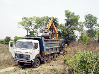 ইসিএলের জমিতে মাটি কাটা নিয়ে কোন্দল তৃণমূলে