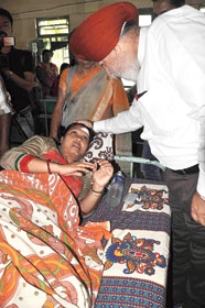 BJP MP meets with workers in his home in the last day of campaign