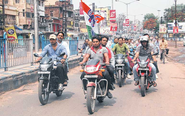 আসানসোলের রাস্তায় মোটরবাইক বাহিনী। —নিজস্ব চিত্র।