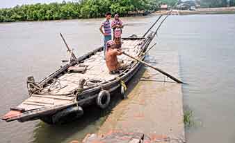 Unique style of ferry service on mani river in the exchange of fruits and vegs