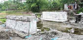 বর্ষায় ভাঙা সেতু নিয়ে আশঙ্কায় বাসিন্দারা  