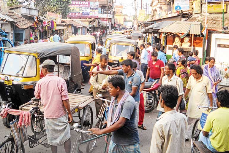 প্রতি দিনই এমন হাঁসফাঁস দশা হয় শহরের। —নিজস্ব চিত্র।