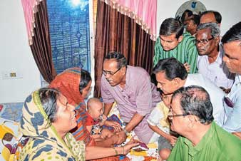 নিহতের বাড়িতে সুব্রত বক্সী ও স্বপন দেবনাথ। —নিজস্ব চিত্র।