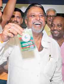 congress facing embarassing situation and utter confusion on mukul roy and saradha issue