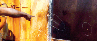 গুলির দাগ পার্ক স্ট্রিটের কলিন লেনের দেওয়ালে। বৃহস্পতিবার স্বাতী চক্রবর্তীর তোলা ছবি।