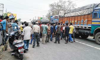 জাতীয় সড়কে ‘হিট অ্যান্ড রান’, ভাঙচুর গাড়ি
