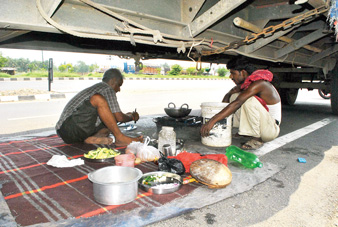 রাঁধুনি নিয়োগ নিয়ে বিতর্কে মিড-ডে মিল বন্ধ চার মাস