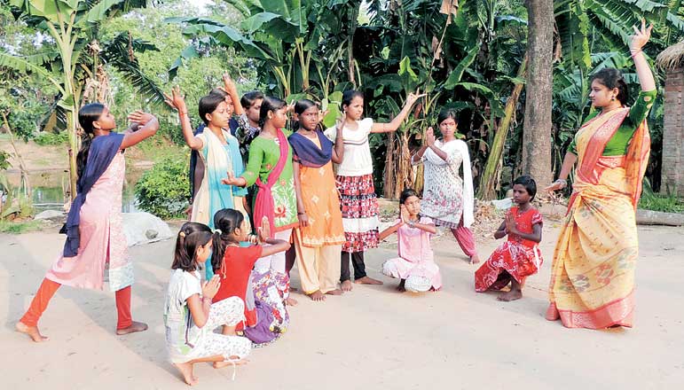 ময়ূরেশ্বরের দাঁড়কান্দি গ্রামে চলছে আদিবাসী নাচের প্রশিক্ষণ। —নিজস্ব চিত্র।