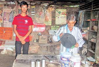 ইঞ্জিনিয়ার হতে চায় বিপ্লব, বাবার চায়ের দোকানই সম্বল
