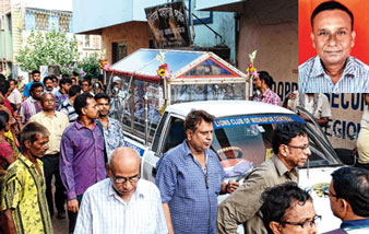 লিয়াকত আলি (ইনসেটে)-কে শেষ শ্রদ্ধা পর্ষদ অফিসে। —নিজস্ব চিত্র।