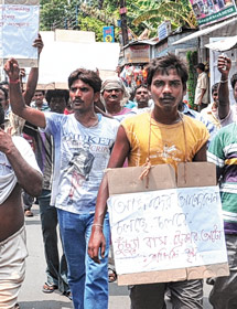 টোটো- বেআইনি অটোর বিরুদ্ধে বাসকর্মীদের বিক্ষোভ মিছিল। ছবি: তাপস ঘোষ।