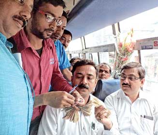 বাসেই গিয়ে দায়িত্ব নিলেন চেয়ারম্যান