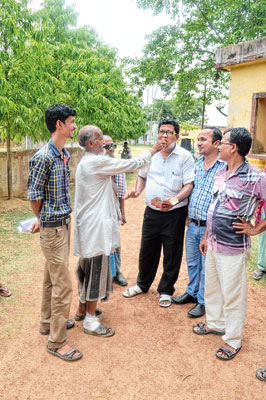 doctor has taken sweets from the hand of leprosy patient at vedia
