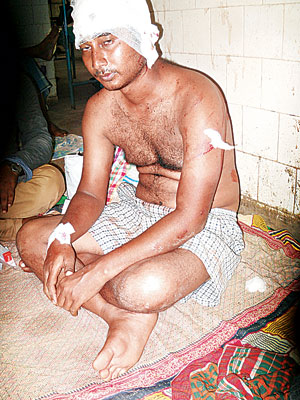 তোলা চেয়ে মার, জখম বাবা-ছেলে