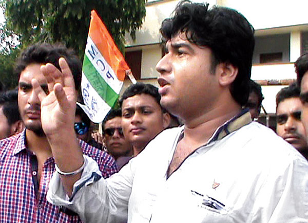 raniganj tmcp leader threaten to throw bomb against police later expelled