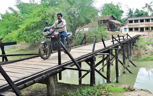 After four years of inauguration the bridge work does not start at tamluk