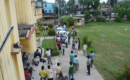 2 youth injured after hand bomb blast near dumdum school