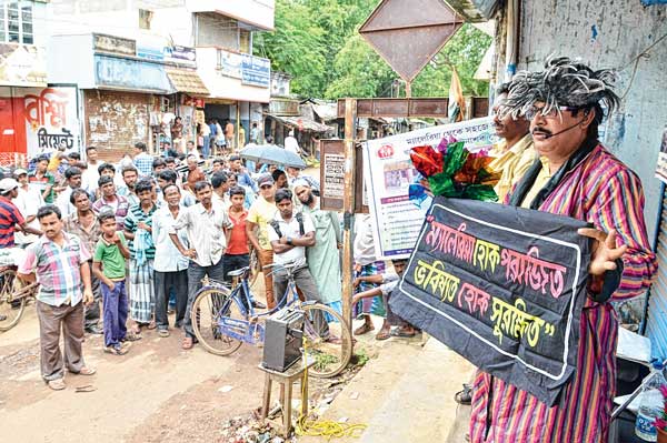 বিনপুরের দহিজুড়ি চকে চলছে ম্যাজিক শো।  দেবরাজ ঘোষের তোলা ছবি।