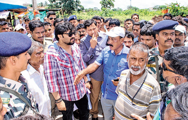 babul supriyo denied to inaugurate newly made cracked road at asansole