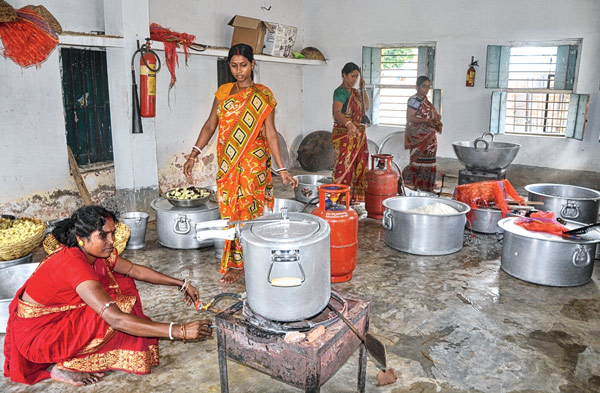 রান্না চলছে মিড-ডে মিলের।